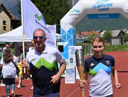 Čez dvesto kamniških otrok in športnikov s ponosom sprejelo in poneslo slovensko baklo (65)